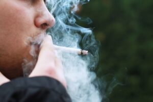 Prohibirán fumar en Gran Bretaña a quienes hayan nacido desde 2009